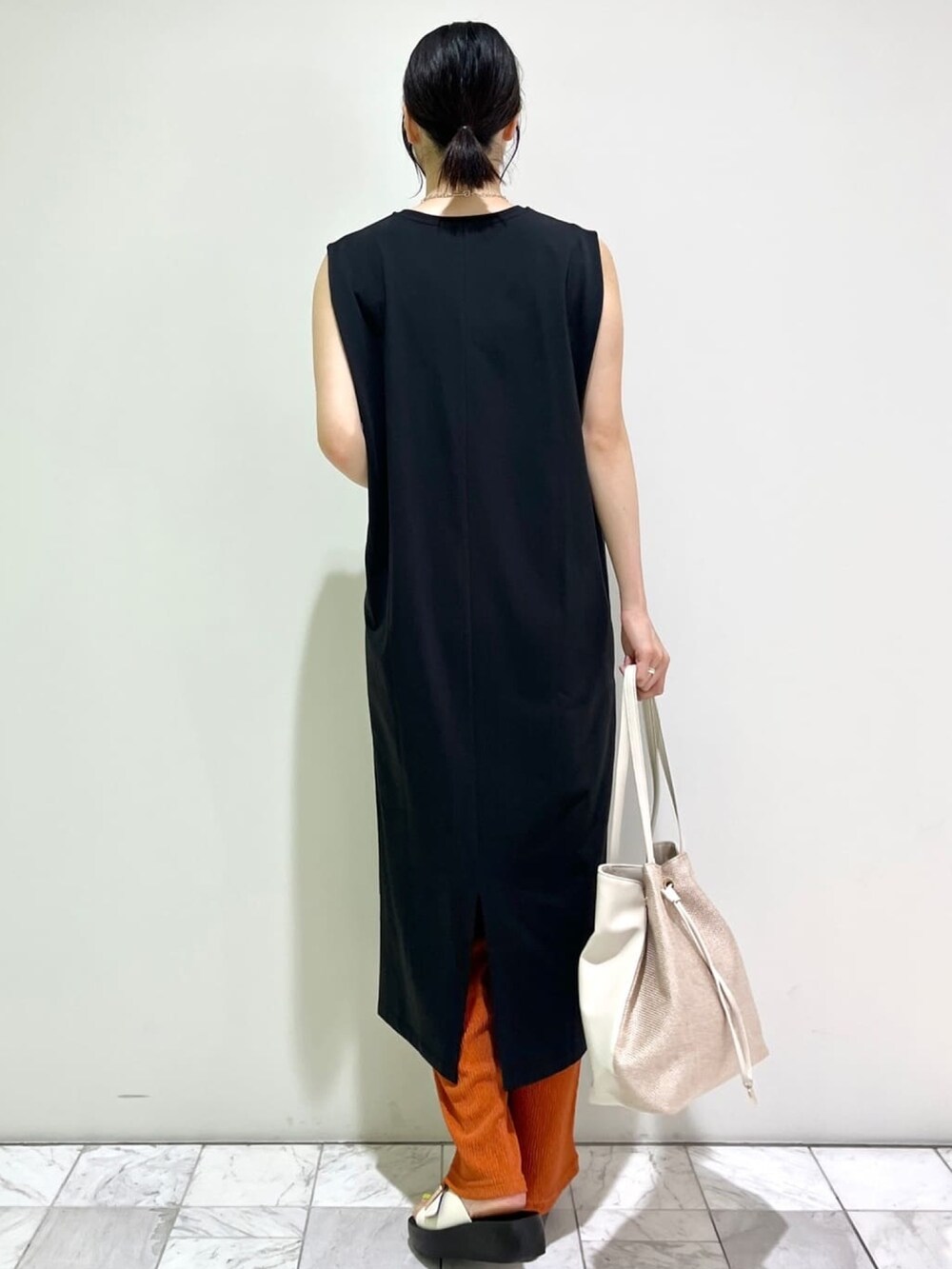 ブラック系のワンピース、レッド系のその他パンツ、ベージュ系のトートバッグを着用したレディースの夏コーディネートの4枚目の写真