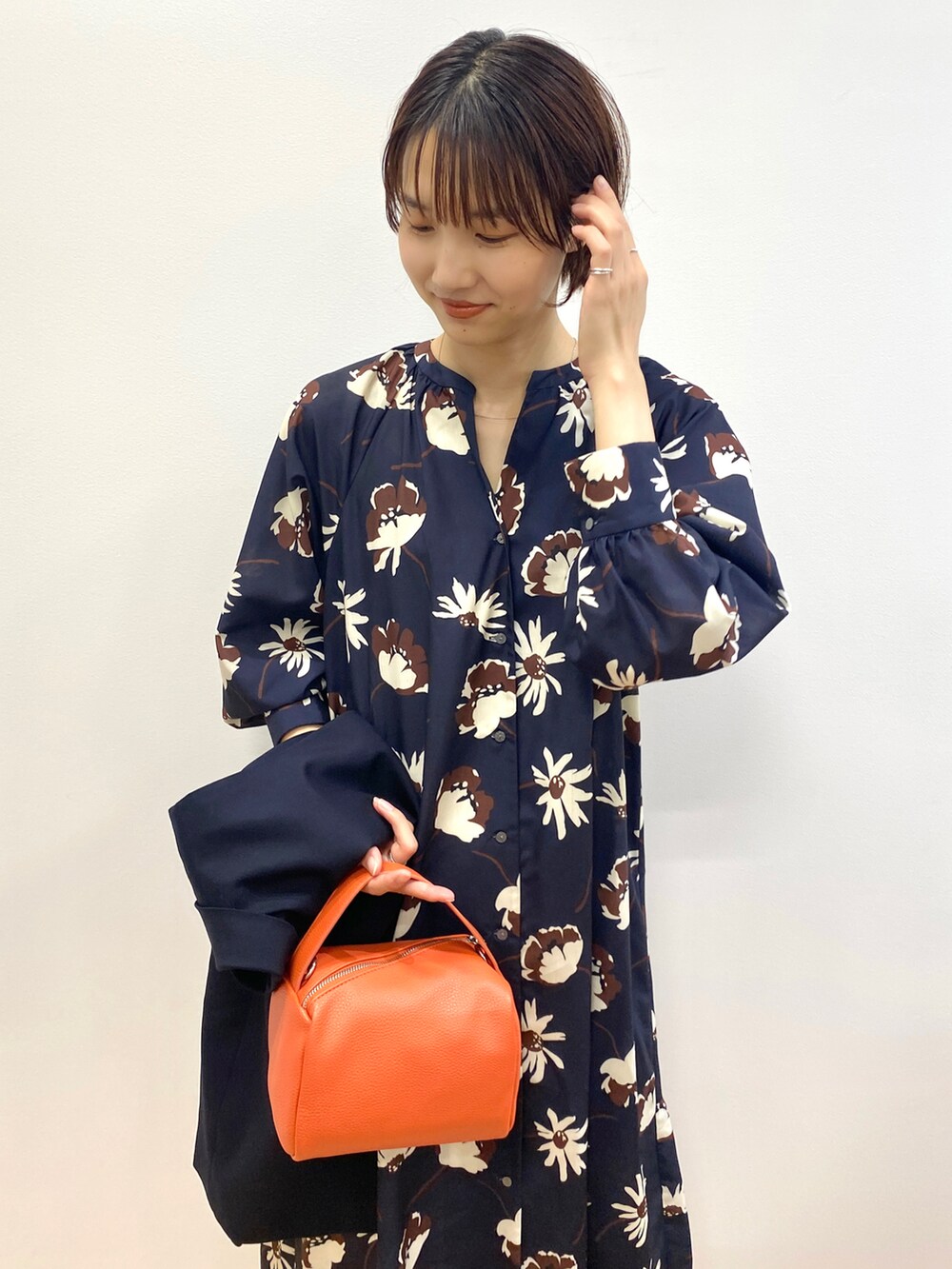 ブルー系のベスト、ブルー系のワンピース、ゴールド系のその他シューズを着用したレディースの夏コーディネートの4枚目の写真