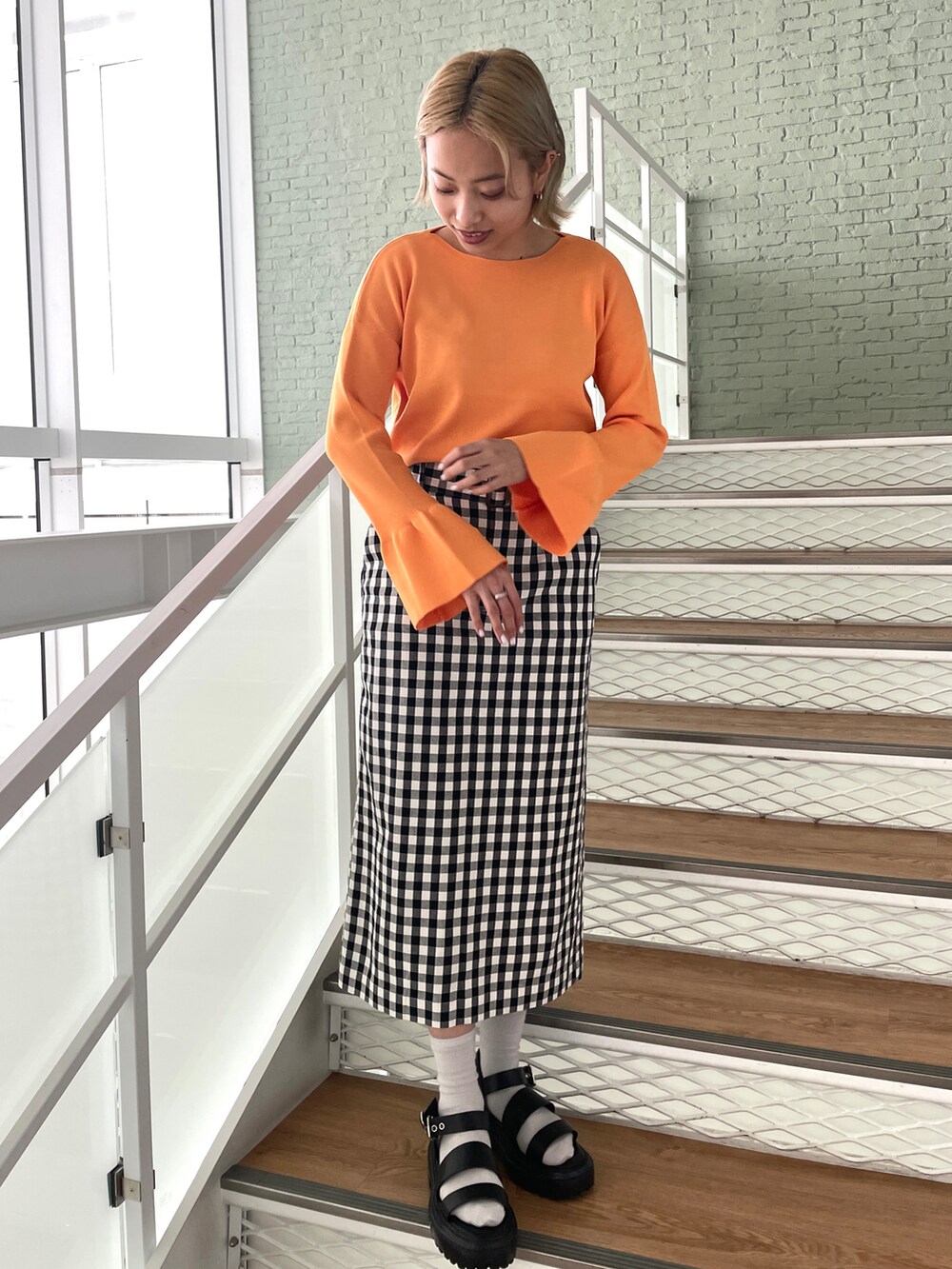 「カジュアル、大人カジュアル、きれいめカジュアル、大人かわいい、春コーデ、オレンジ、差し色、ギンガムチェック、レザージャケット、オペークドットクリップ、OPAQUE.CLIP」｜「OPAQUE.CLIPの【C】シンセティックレザー ビックカラージャケット（ライダースジャケット、ホワイト系）」を使った、OPAQUE.CLIPスタッフさん（レディース・158cm）の冬コーディネートの3枚目の写真