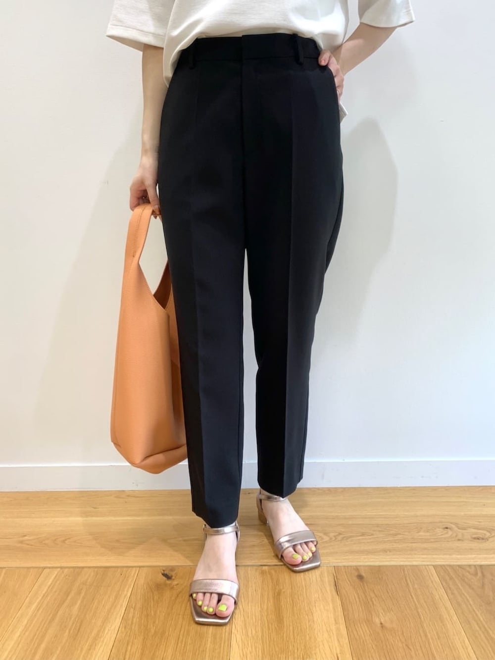 ホワイト系のTシャツ/カットソー、ブラック系のその他パンツ、オレンジ系のショルダーバッグを着用したレディースの夏コーディネートの5枚目の写真