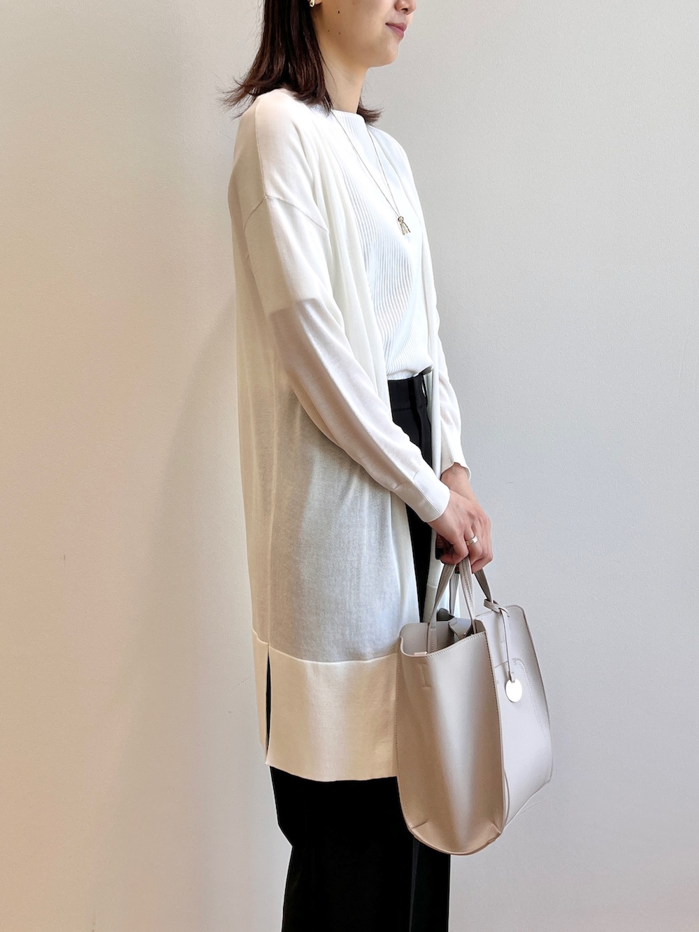 ブラック系のサンダル、ホワイト系のTシャツ/カットソー、ホワイト系のカーディガン/ボレロを着用したレディースの夏コーディネートの4枚目の写真