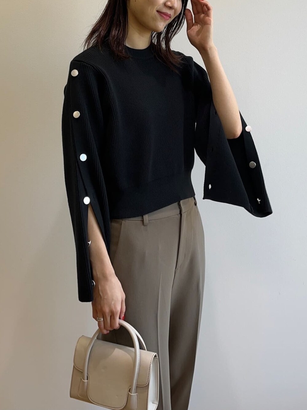 ブラック系のニット/セーター、ブラック系のブーツ、ブラウン系のその他パンツを着用したレディースの秋コーディネートの4枚目の写真