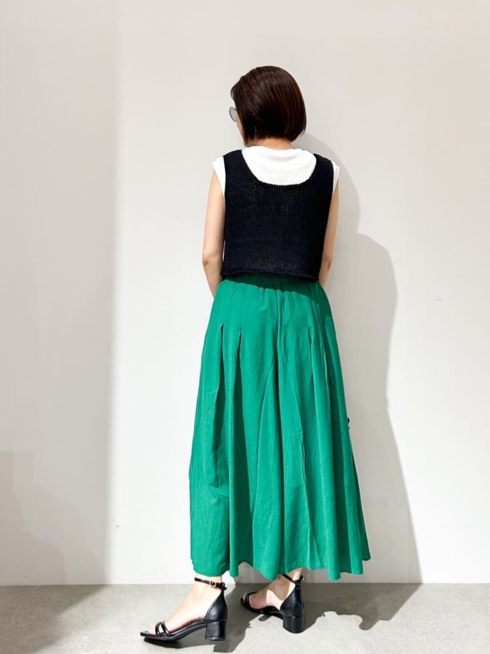 ブラック系のTシャツ/カットソー、グリーン系のその他パンツ、ベージュ系のショルダーバッグを着用したレディースの夏コーディネートの2枚目の写真