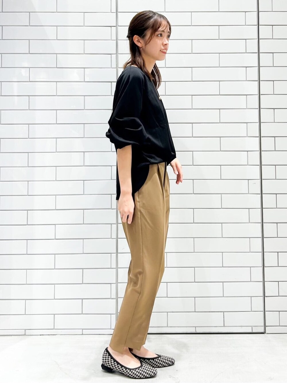 ブラウン系のその他パンツ、ブラック系のパンプス、ブラック系のTシャツ/カットソーを着用したレディースの秋コーディネートの2枚目の写真