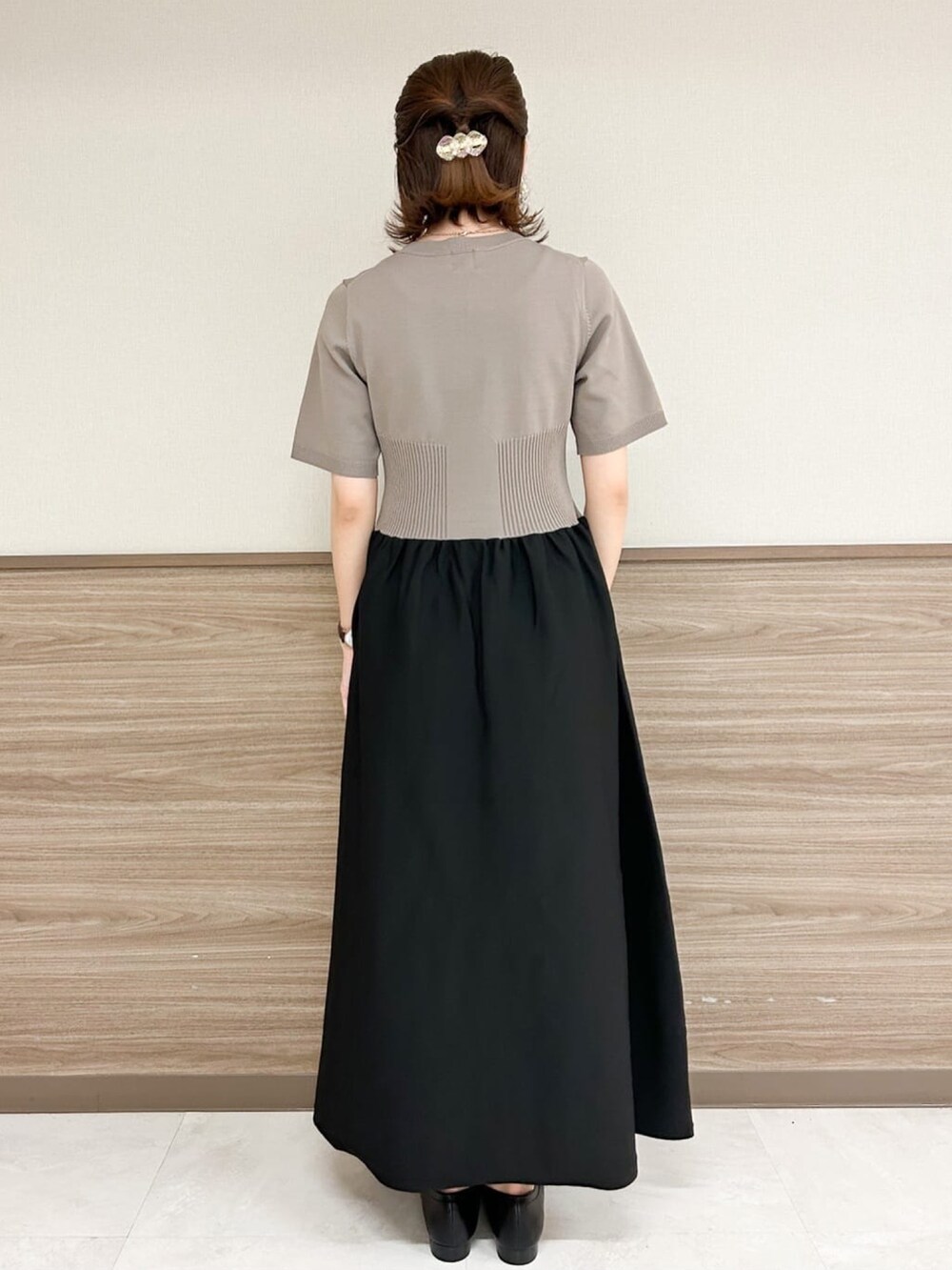 ベージュ系のワンピース、ホワイト系のトートバッグ、ブラック系のパンプスを着用したレディースの夏コーディネートの2枚目の写真