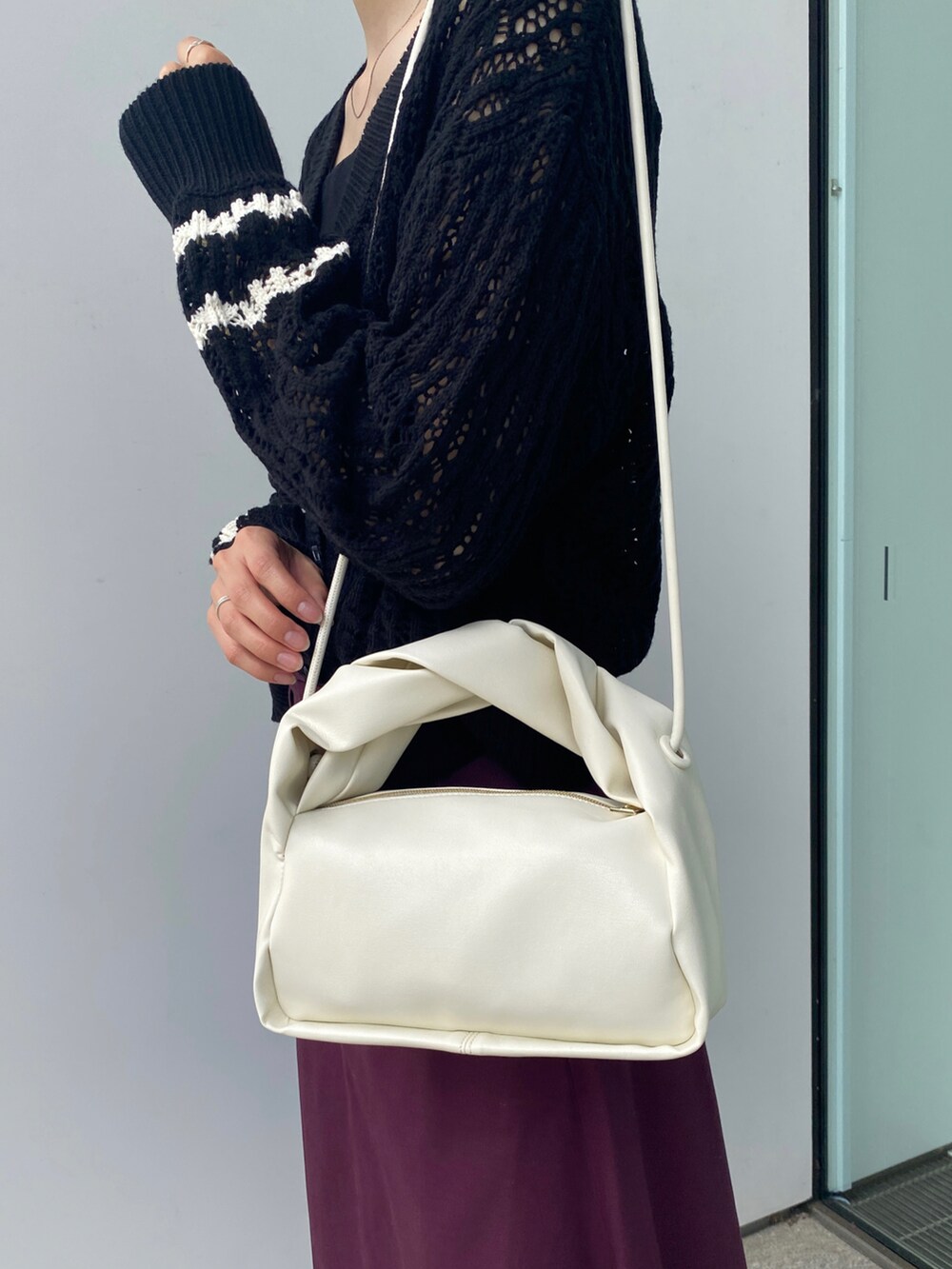 ブラック系のカーディガン/ボレロ、ホワイト系のショルダーバッグ、パープル系のスカートを着用したレディースの夏コーディネートの5枚目の写真