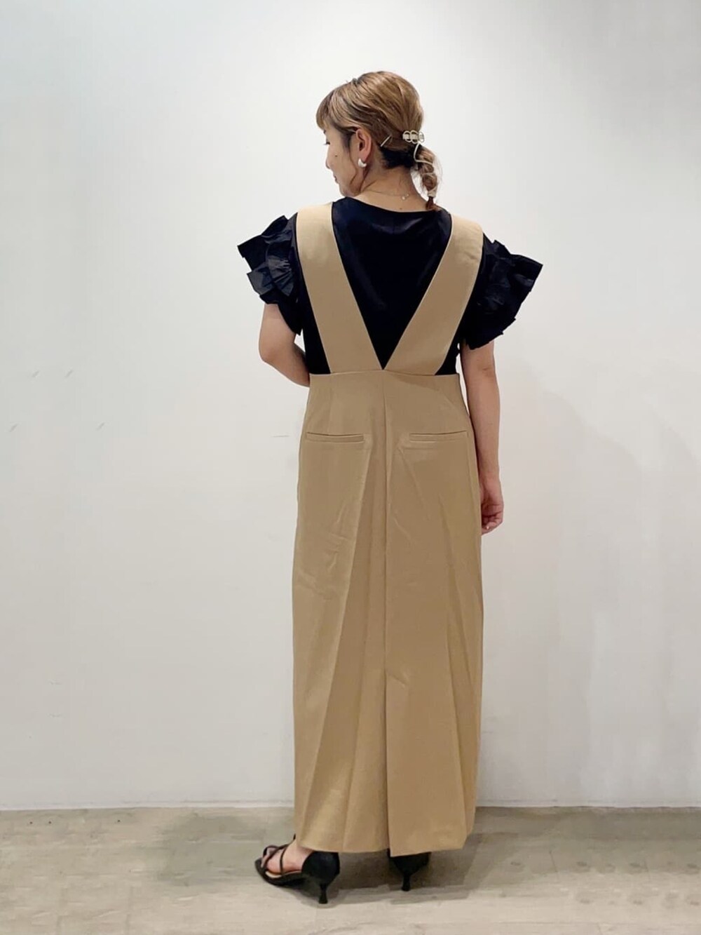 ベージュ系のスカート、ブラック系のサンダル、ブラック系のTシャツ/カットソーを着用したレディースの夏コーディネートの3枚目の写真