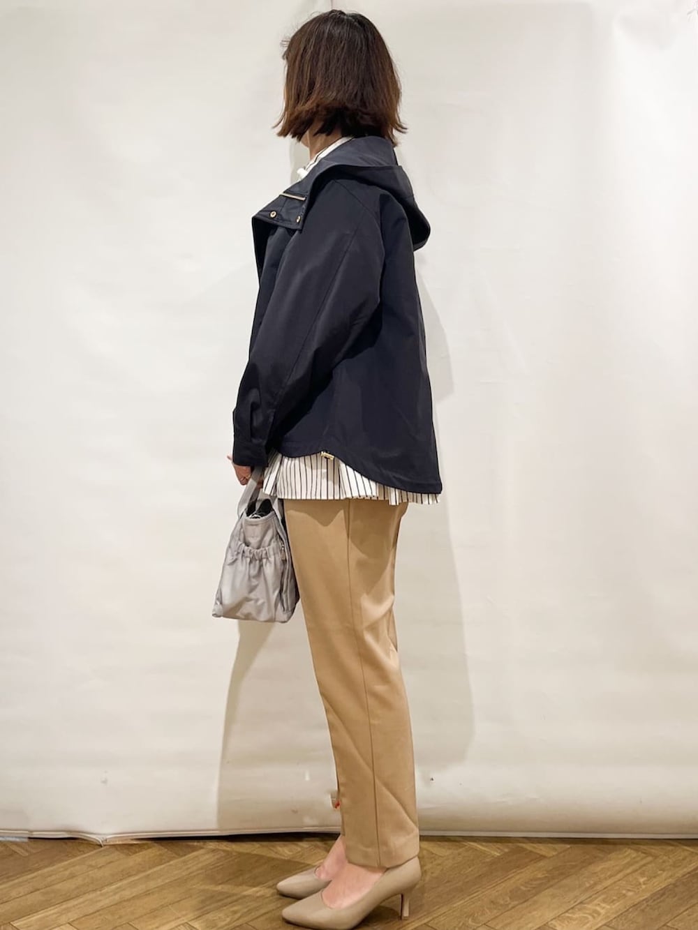 ベージュ系のその他パンツ、グレー系のトートバッグ、ベージュ系のパンプスを着用したレディースの春コーディネートの2枚目の写真