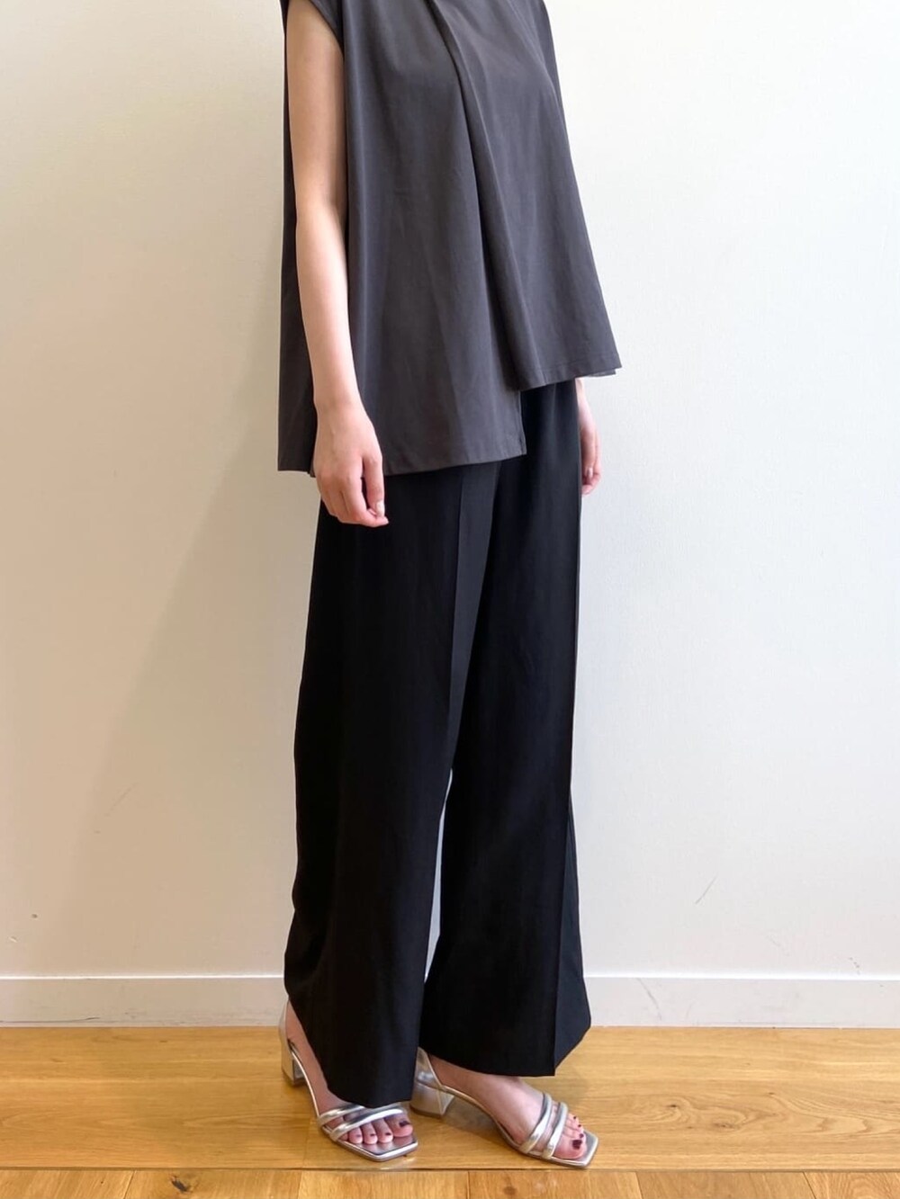 グレー系のTシャツ/カットソー、ブラック系のその他パンツ、シルバー系のサンダルを着用したレディースの夏コーディネートの9枚目の写真