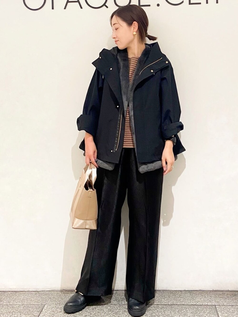 ブラウン系のTシャツ/カットソー、ブラック系のその他パンツ、ブラック系のブルゾンを着用したレディースの秋コーディネートの3枚目の写真