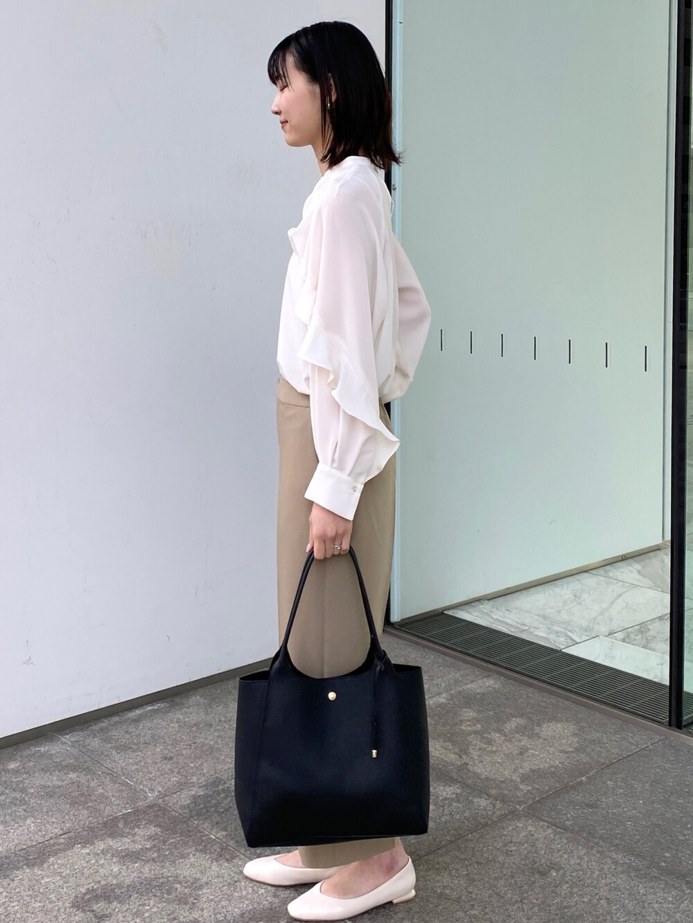 ホワイト系のトレンチコート、シルバー系のその他シューズ、グリーン系のその他パンツを着用したレディースの春コーディネートの6枚目の写真