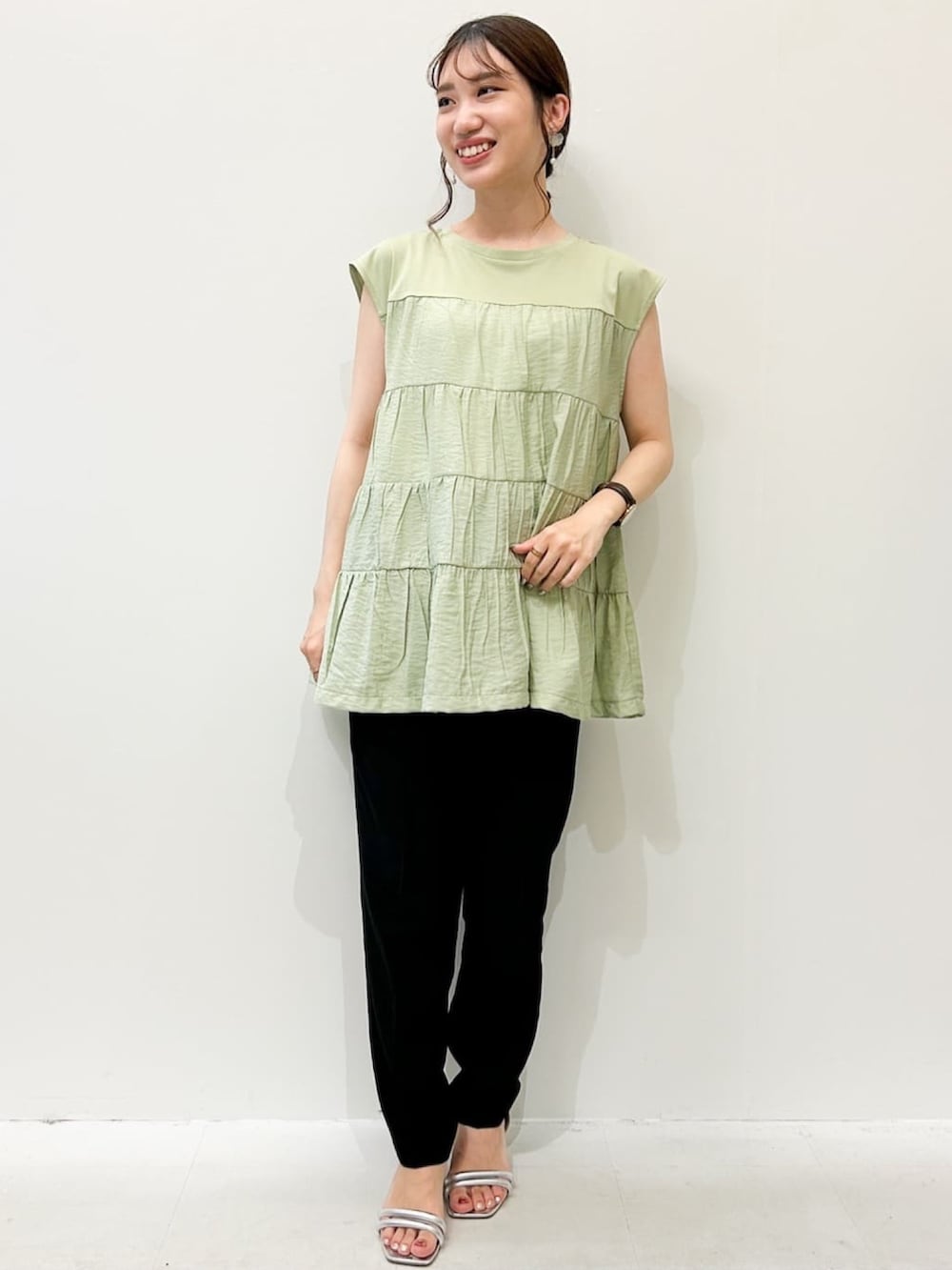 グリーン系のTシャツ/カットソー、ホワイト系のトートバッグ、ブラック系のその他パンツを着用したレディースの夏コーディネートの4枚目の写真