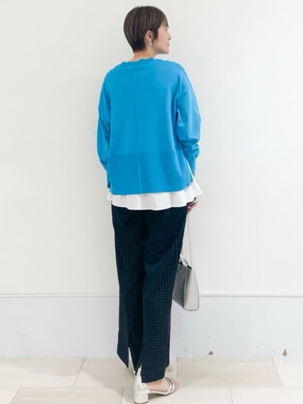 ブルー系のその他トップス、ブルー系のその他パンツ、シルバー系のサンダルを着用したレディースの春コーディネートの3枚目の写真