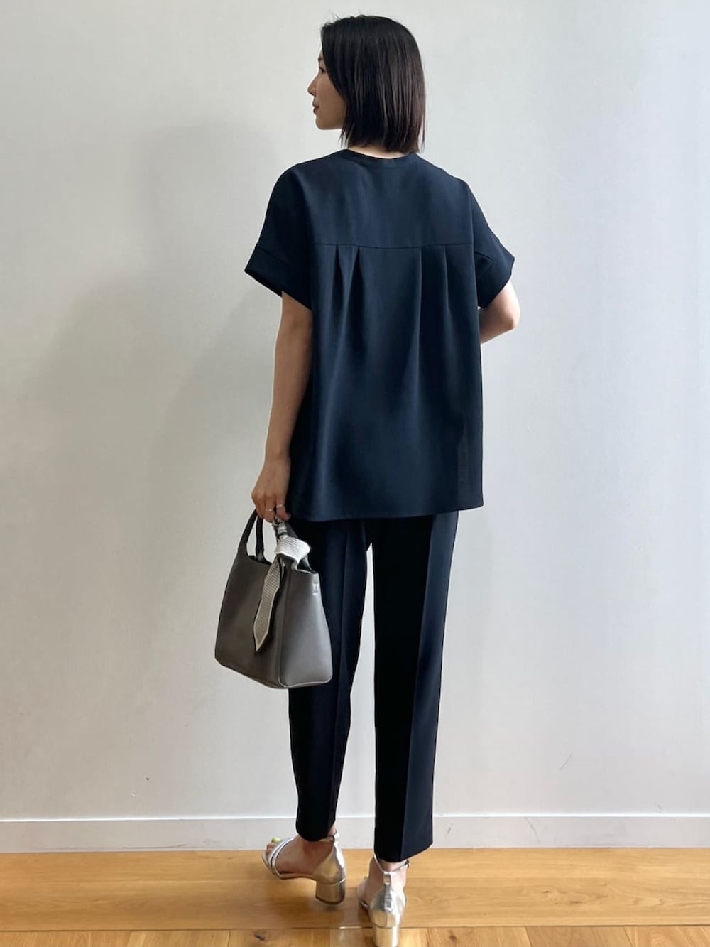 ブルー系のシャツ/ブラウス、ブルー系のその他パンツ、グレー系のトートバッグを着用したレディースの夏コーディネートの5枚目の写真