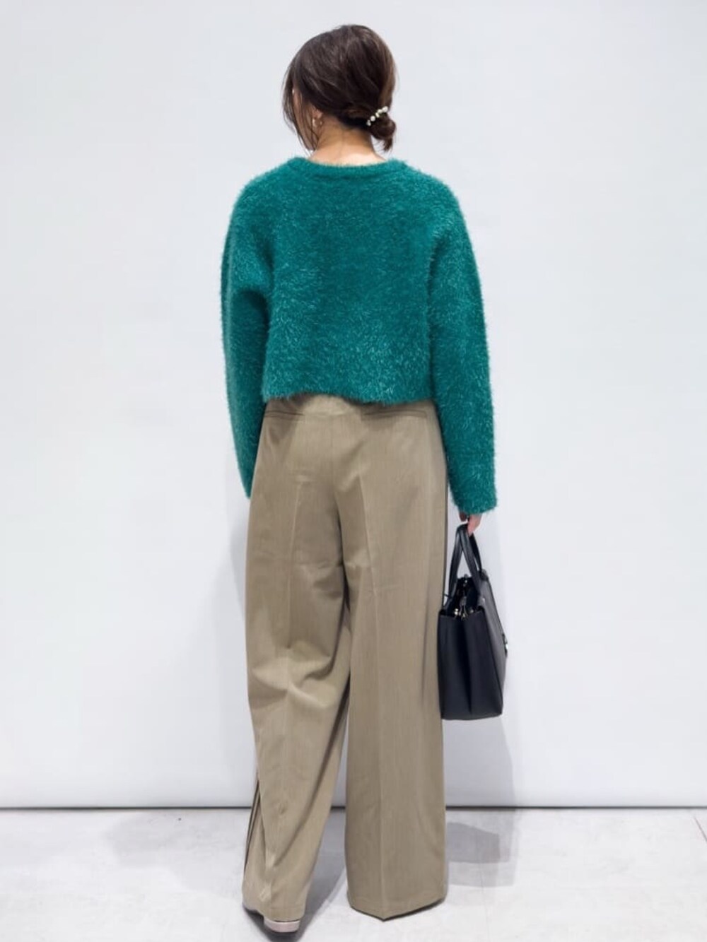 グリーン系のカーディガン/ボレロ、ブラウン系のその他パンツ、ブラック系のトートバッグを着用したレディースの秋コーディネートの3枚目の写真