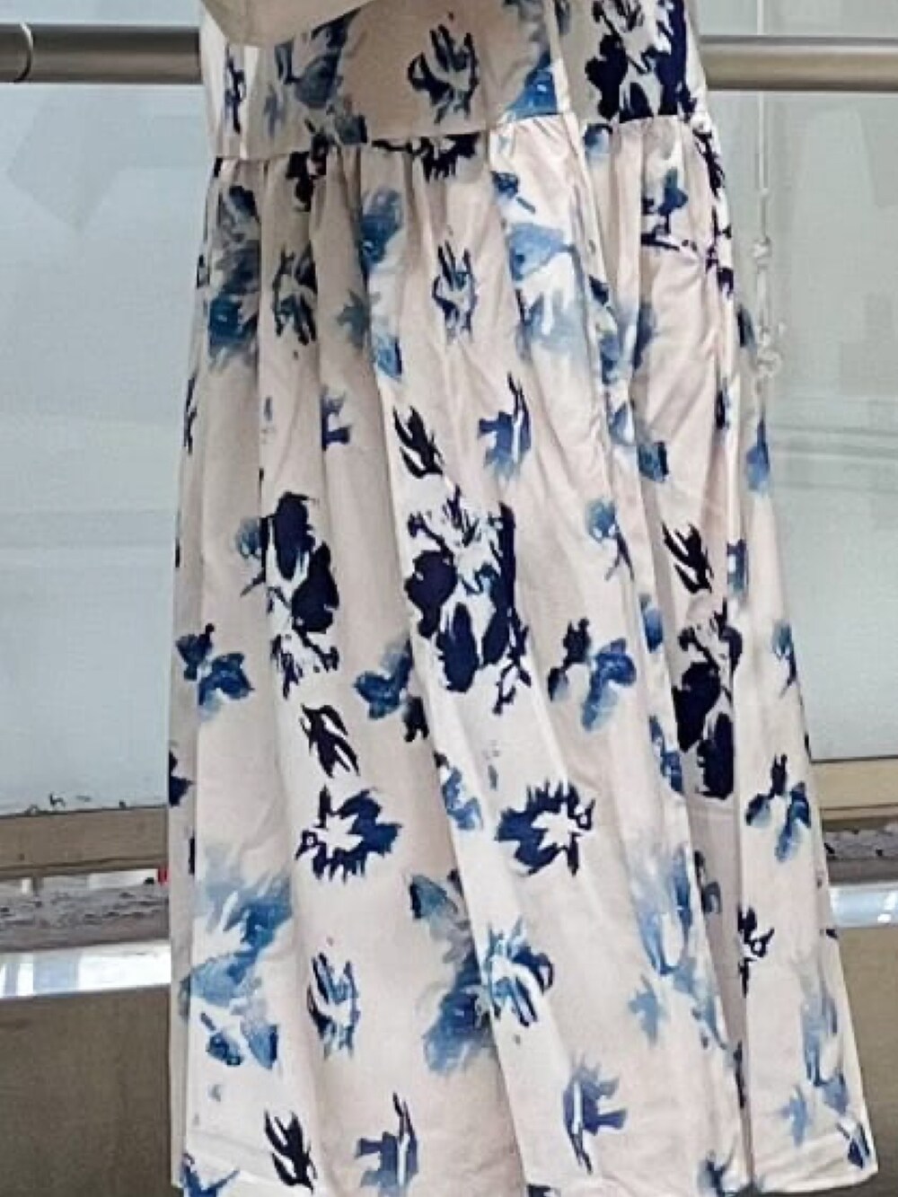 ベージュ系のワンピース、ホワイト系のショルダーバッグ、ホワイト系のブーツを着用したレディースの秋コーディネートの4枚目の写真