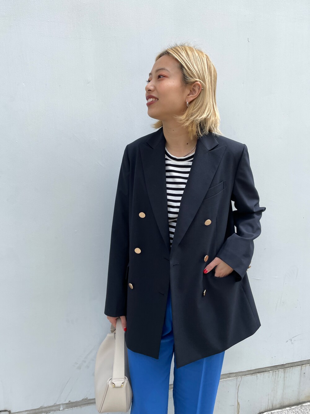 ブルー系のテーラードジャケット、ホワイト系のTシャツ/カットソー、ブルー系のその他パンツを着用したレディースの春コーディネートの2枚目の写真