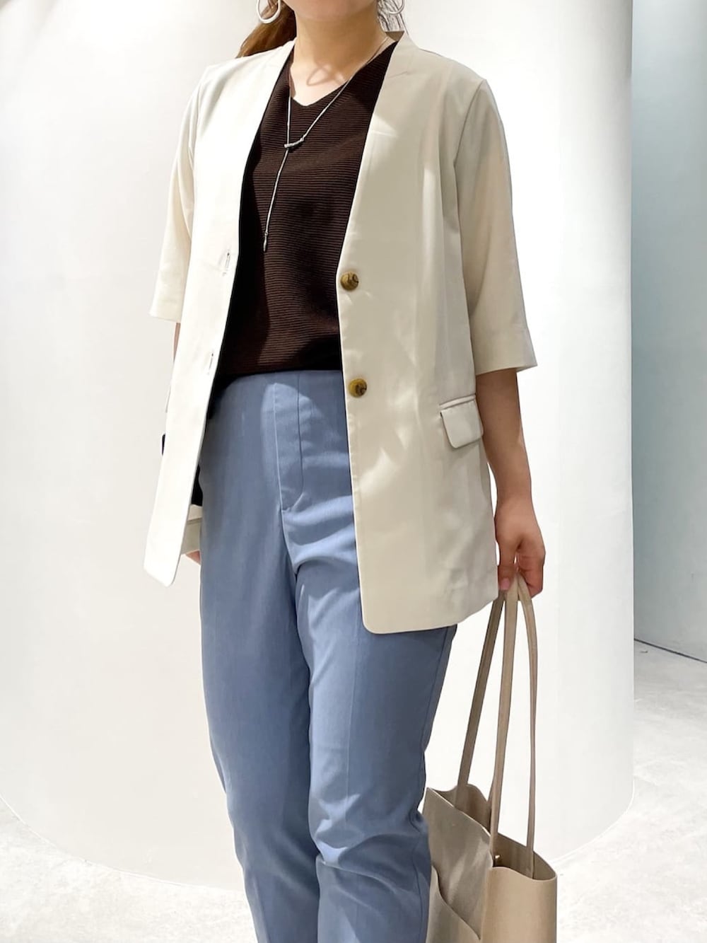 ブルー系のその他パンツ、ベージュ系のトートバッグ、ベージュ系のノーカラージャケットを着用したレディースの夏コーディネートの7枚目の写真