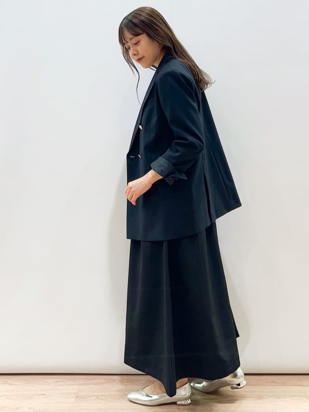 ブルー系のテーラードジャケット、ホワイト系のワンピース、シルバー系のその他シューズを着用したレディースの春コーディネートの2枚目の写真