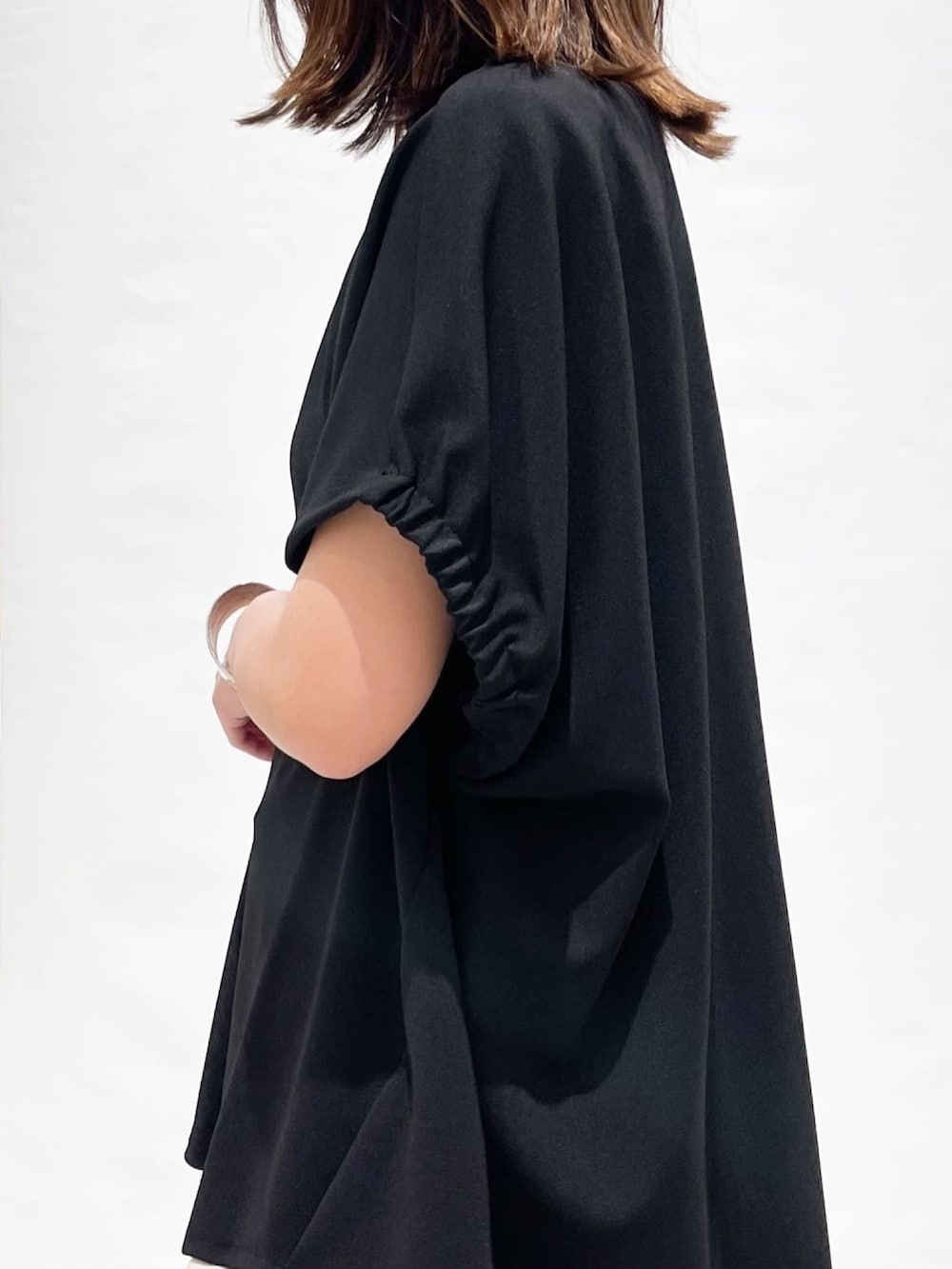 ブラック系のTシャツ/カットソー、グレー系のその他パンツ、シルバー系のサンダルを着用したレディースの春コーディネートの10枚目の写真