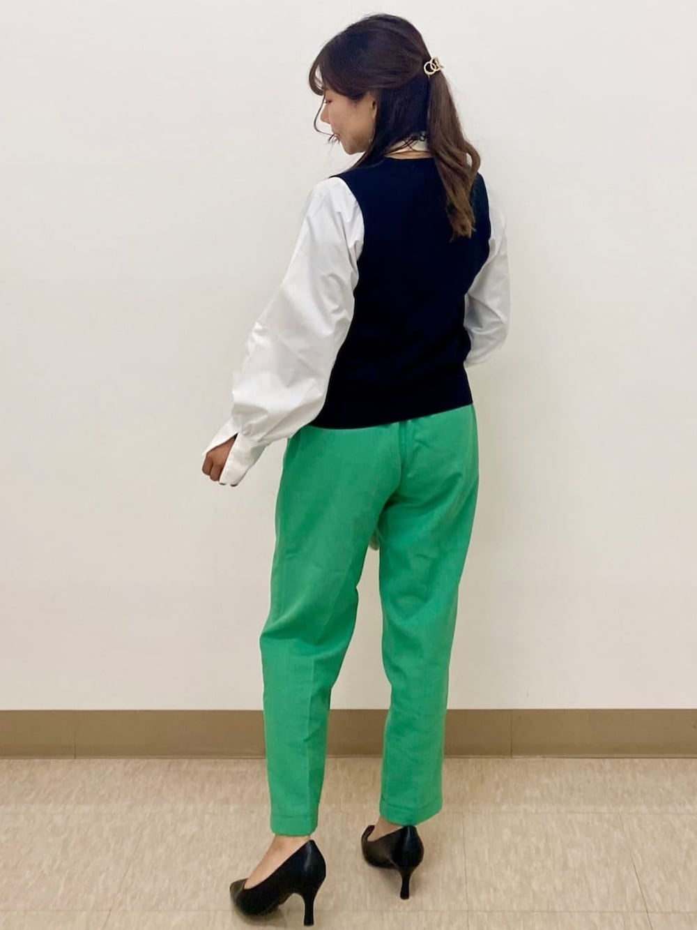 ブラック系のニット/セーター、グリーン系のその他パンツ、ブラック系のパンプスを着用したレディースの春コーディネートの3枚目の写真