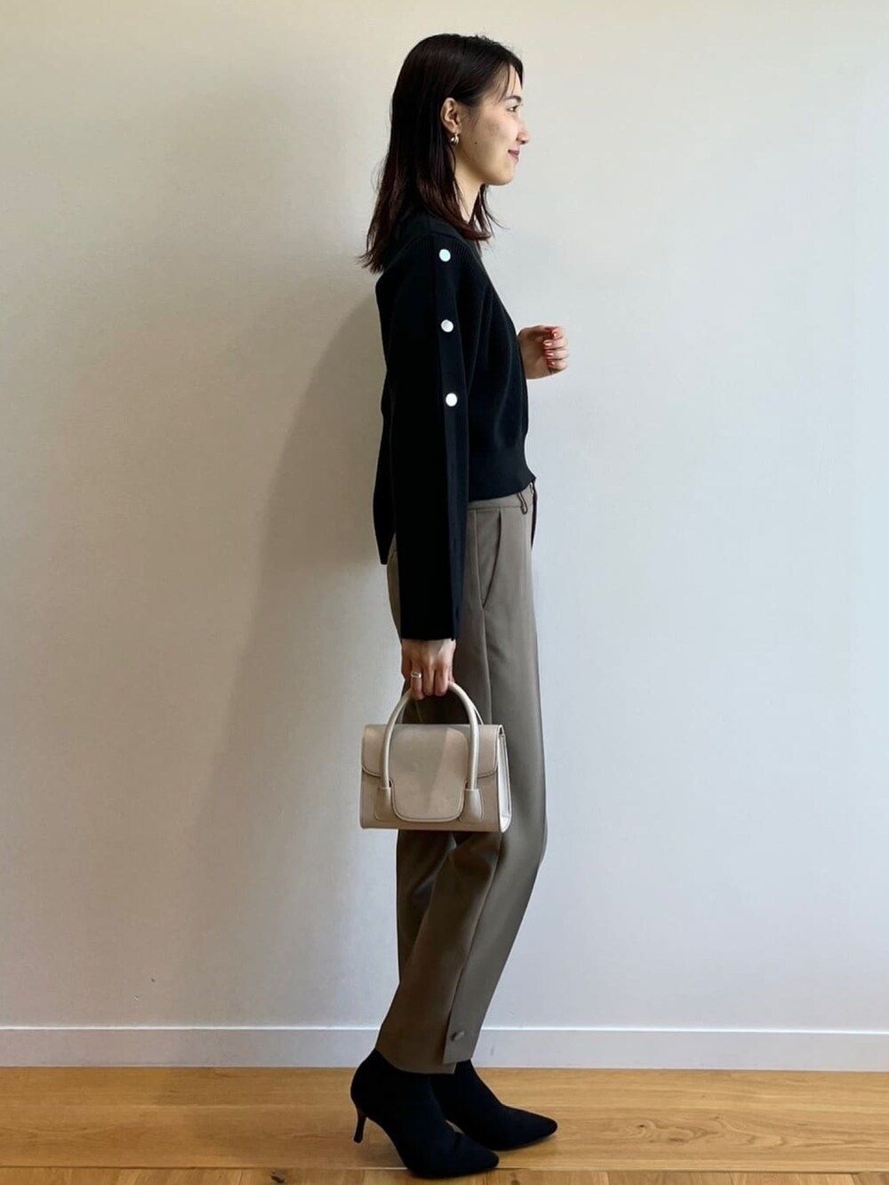 ブラック系のニット/セーター、ブラック系のブーツ、ブラウン系のその他パンツを着用したレディースの秋コーディネートの2枚目の写真