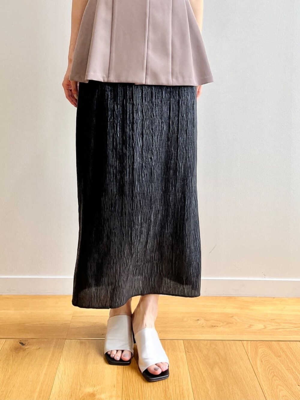 ホワイト系のタンクトップ、ホワイト系のサンダル、ブラウン系のベストを着用したレディースの夏コーディネートの8枚目の写真