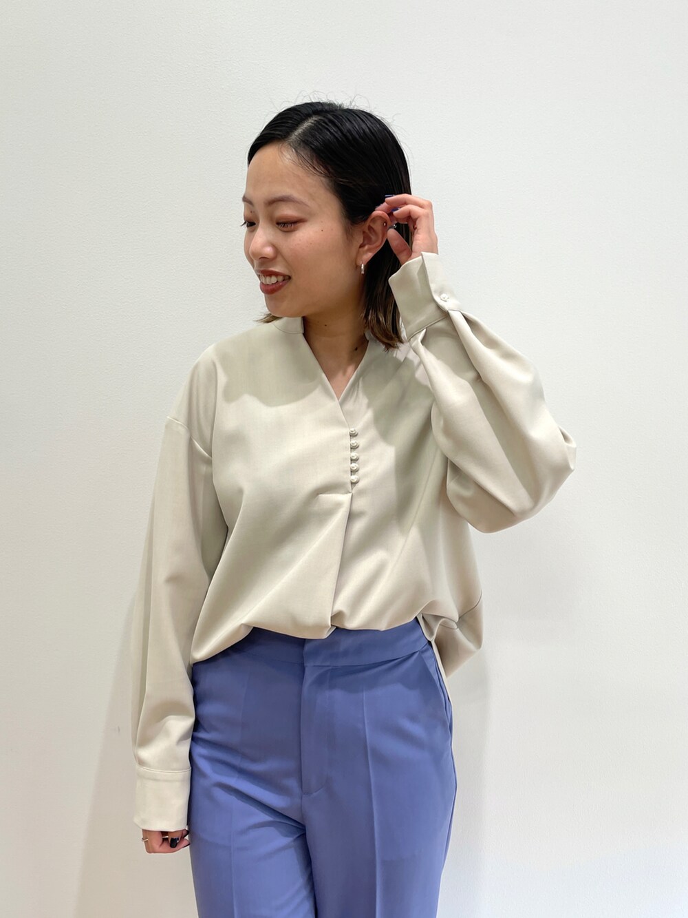 ベージュ系のシャツ/ブラウス、ブルー系のその他パンツ、シルバー系のその他シューズを着用したレディースの冬コーディネートの3枚目の写真