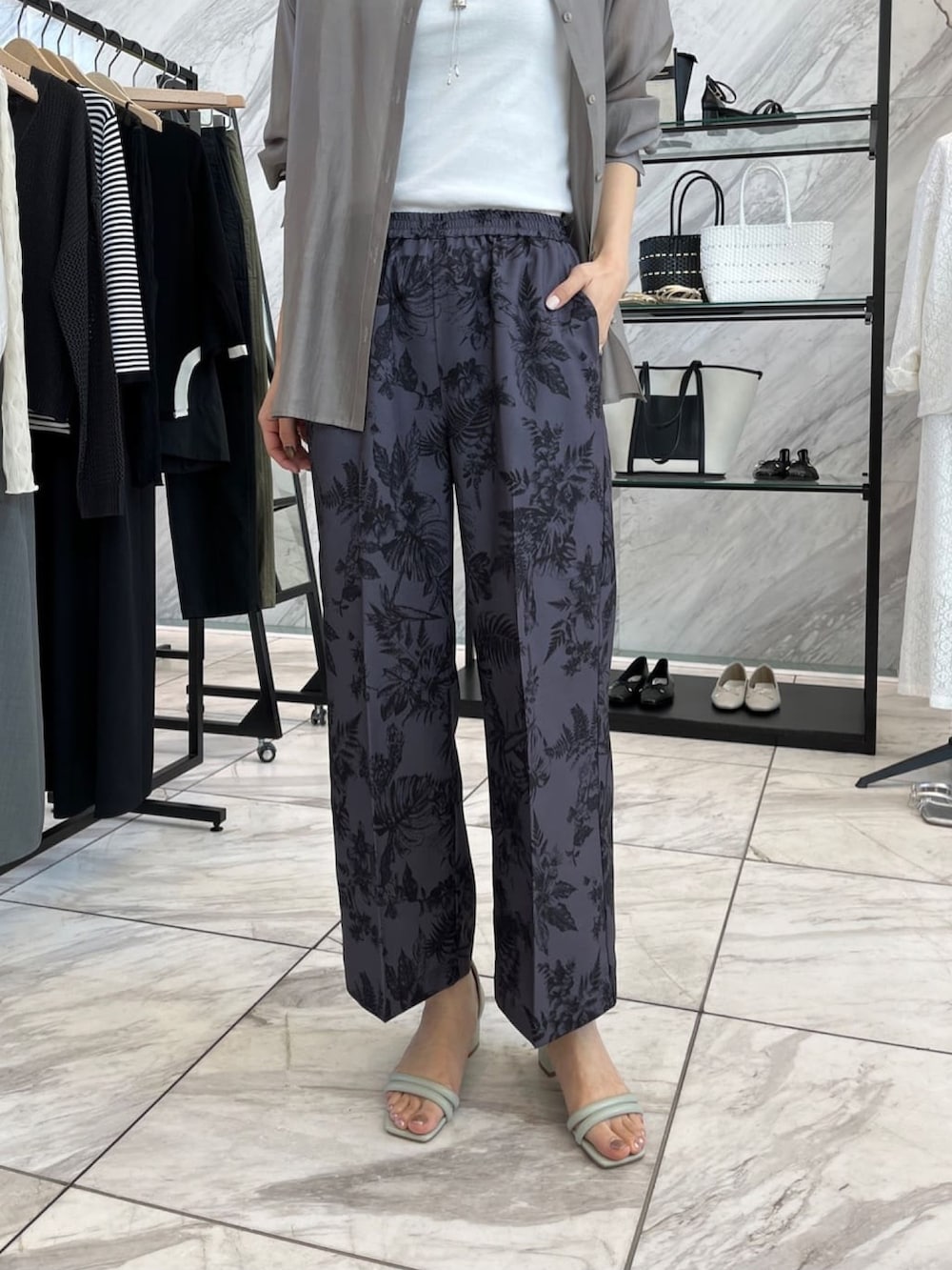 グレー系のその他パンツ、グリーン系のサンダル、グレー系のシャツ/ブラウスを着用したレディースの春コーディネートの7枚目の写真