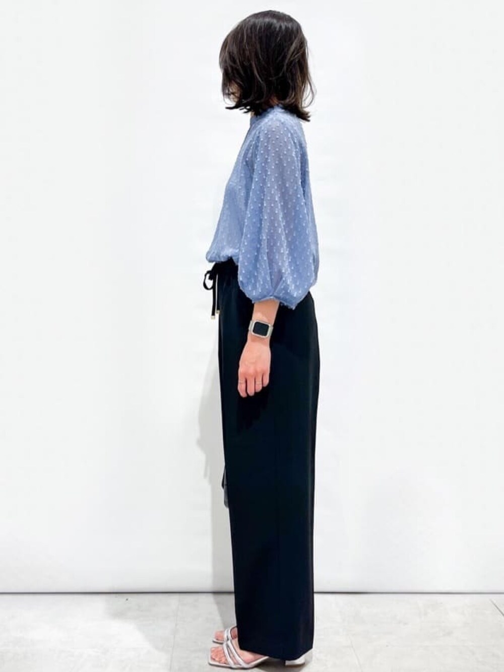 ブラック系のその他パンツ、ブルー系のシャツ/ブラウス、シルバー系のサンダルを着用したレディースの春コーディネートの3枚目の写真