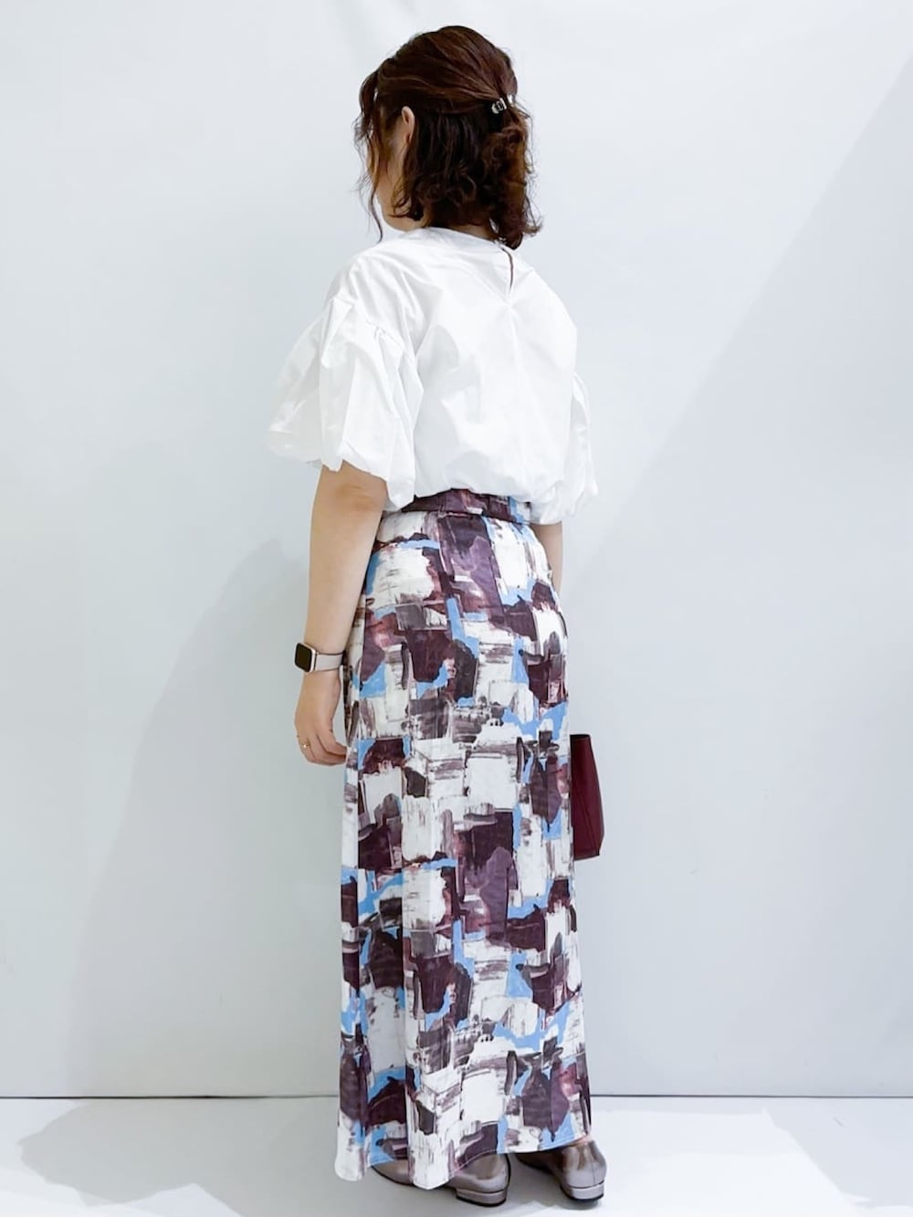 ホワイト系のシャツ/ブラウス、レッド系のスカート、レッド系のショルダーバッグを着用したレディースの夏コーディネートの4枚目の写真