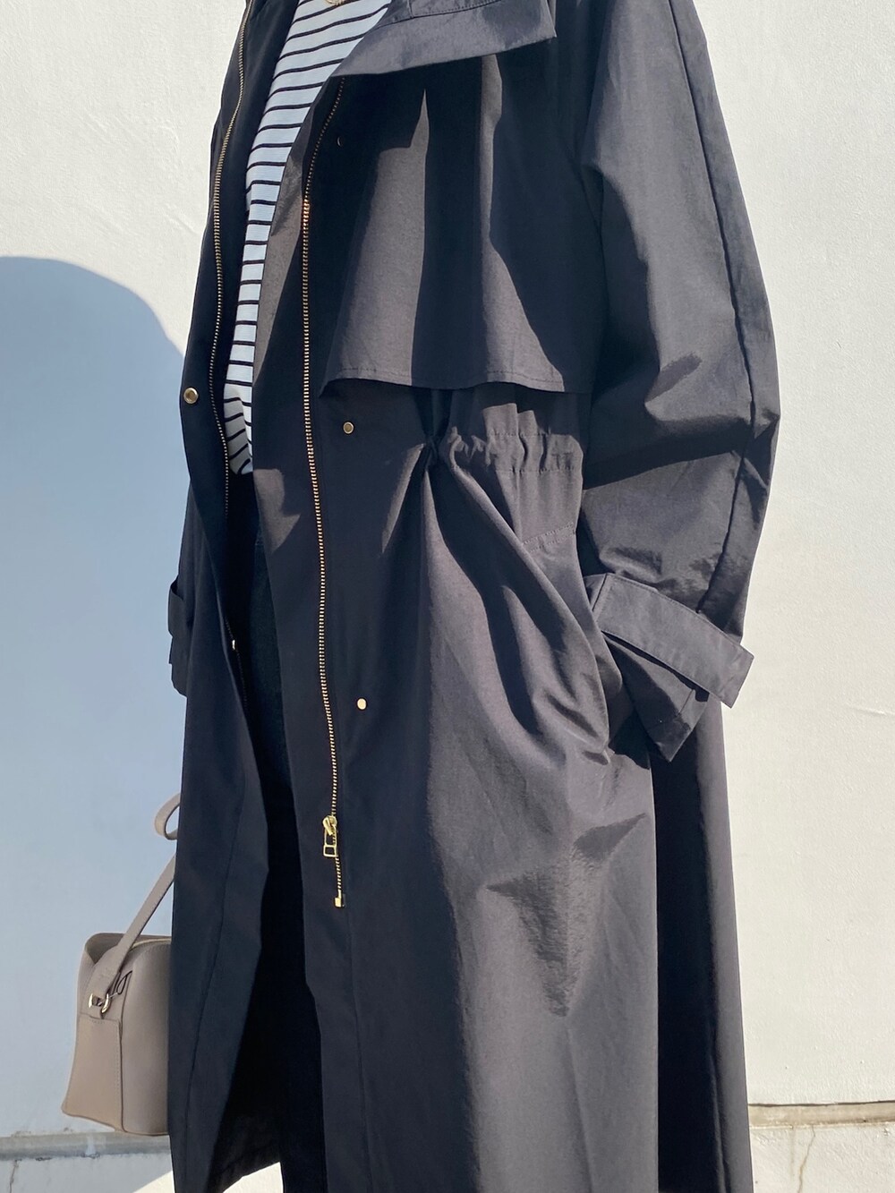 ピンク系のその他シューズ、ブラック系のその他アウター、グレー系のデニムパンツを着用したレディースの春コーディネートの5枚目の写真