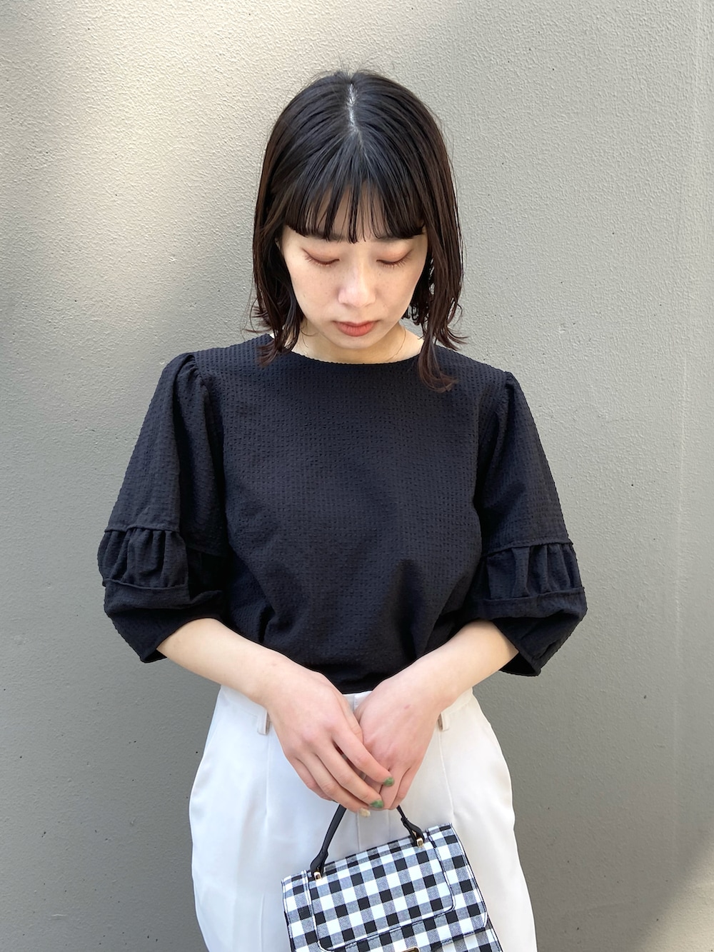 ブラック系のシャツ/ブラウス、ホワイト系のその他パンツ、ブラック系のショルダーバッグを着用したレディースの春コーディネートの2枚目の写真