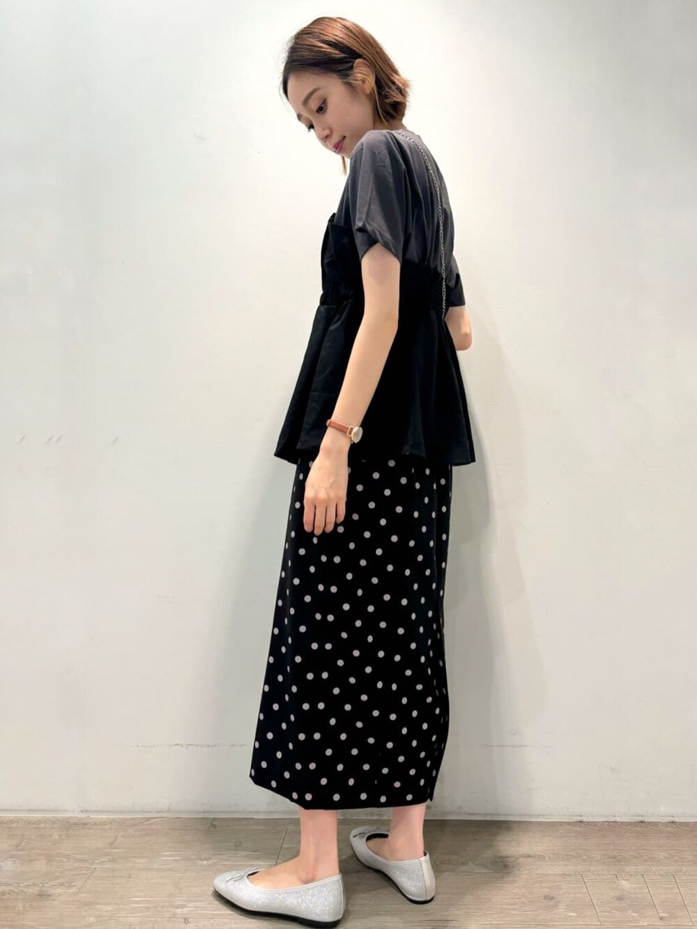 ブラック系のTシャツ/カットソー、シルバー系のパンプス、ブラック系のスカートを着用したレディースの夏コーディネートの4枚目の写真