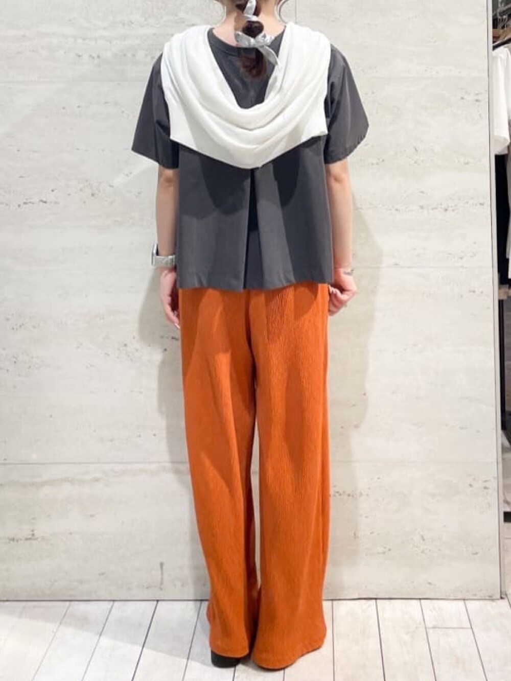 ホワイト系のカーディガン/ボレロ、グレー系のTシャツ/カットソー、ホワイト系のショルダーバッグを着用したレディースの夏コーディネートの4枚目の写真