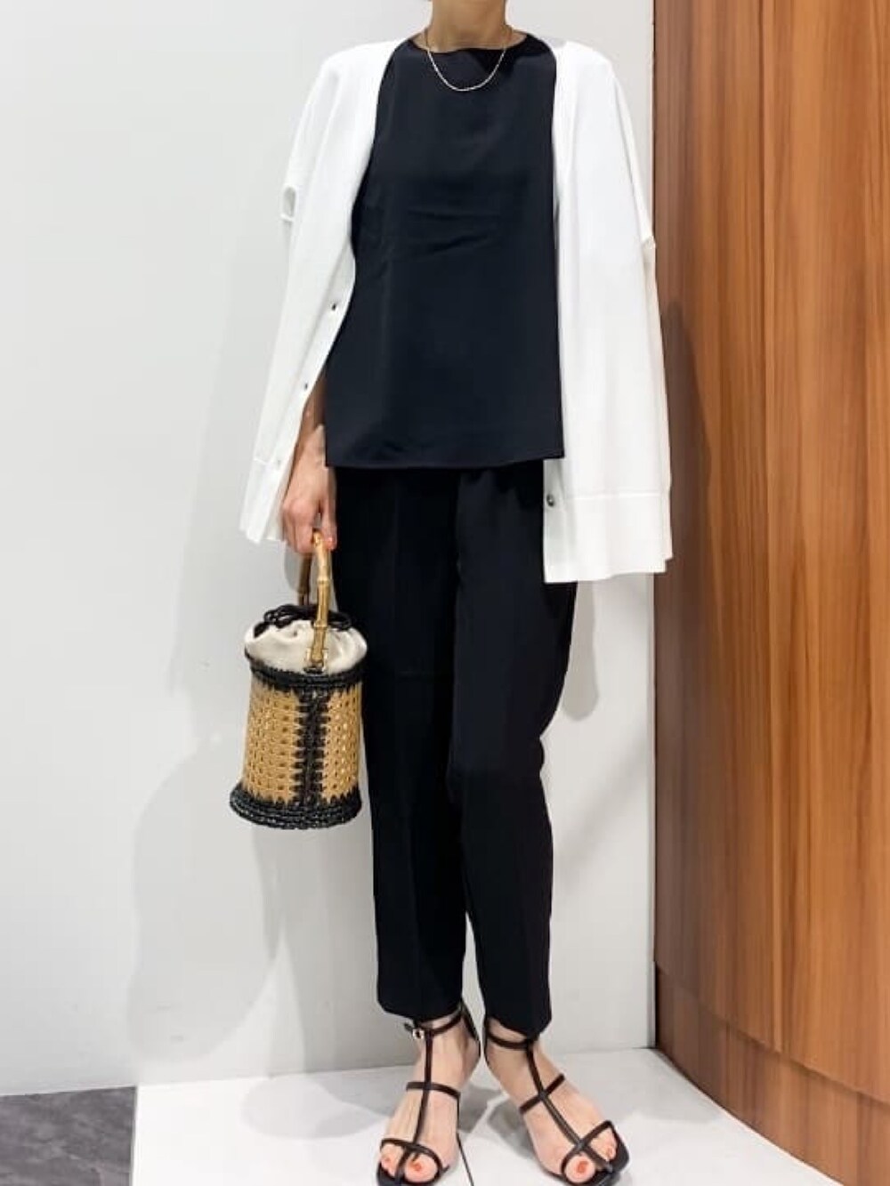 ブラック系のその他パンツ、ブラック系のシャツ/ブラウス、ホワイト系のカーディガン/ボレロを着用したレディースの春コーディネートの2枚目の写真