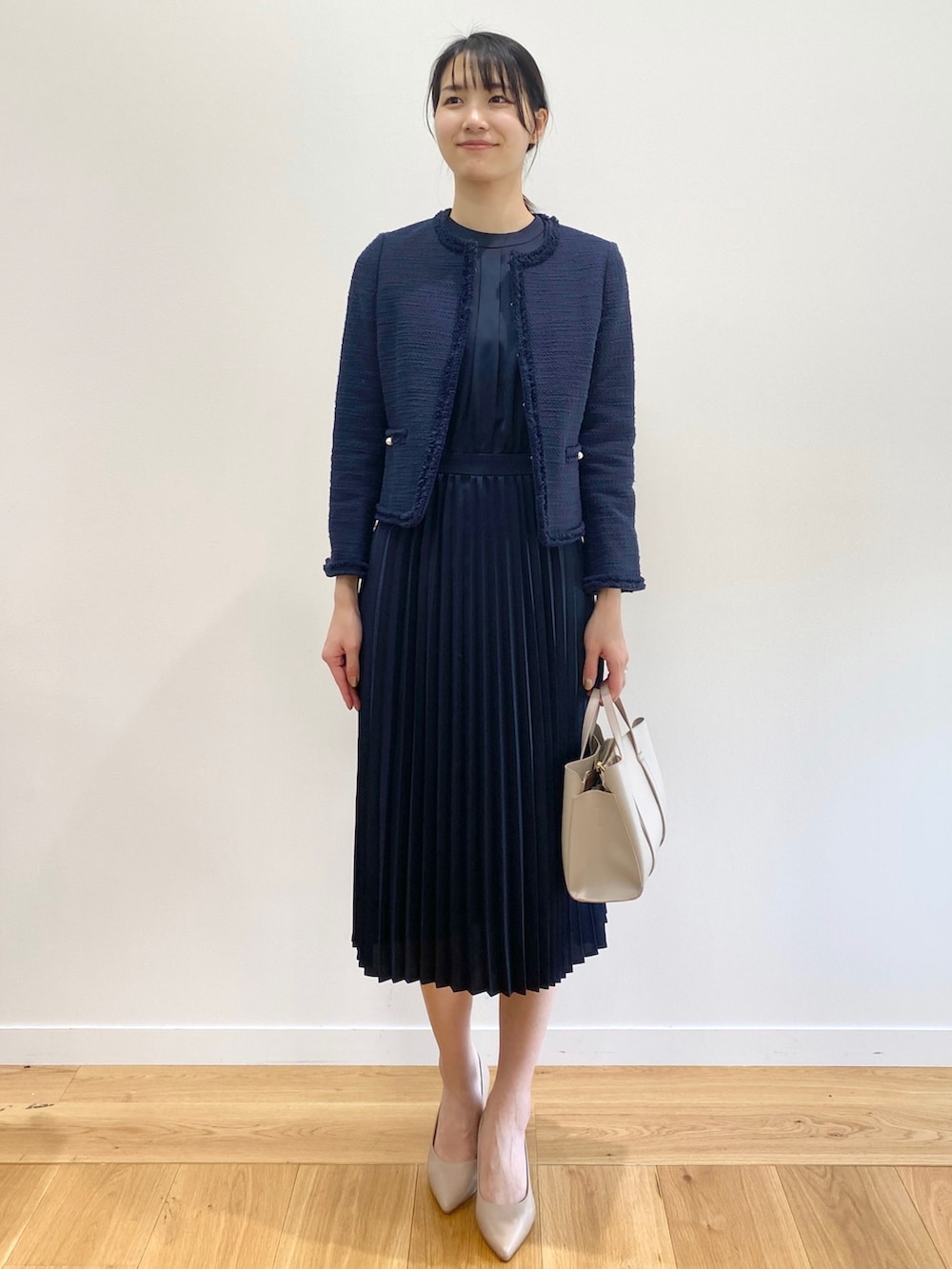 「ジャケット、セレモニー、ワンピース、ノーカラージャケット、入学式、卒業式、ネイビー、高身長女子、ママファッション、ツイード、OPAQUE.CLIP、オペークドットクリップ、パンプス、ワンピーススタイル」｜「OPAQUE.CLIPのポインテッドトウパンプス（パンプス、ブラック系）」を使った、OPAQUE.CLIPスタッフさん（レディース・174cm）の春コーディネートの2枚目の写真