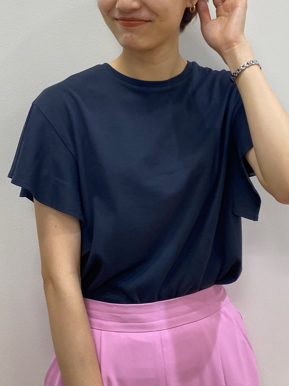 ブルー系のTシャツ/カットソー、ピンク系のその他パンツ、ホワイト系のサンダルを着用したレディースの夏コーディネートの4枚目の写真