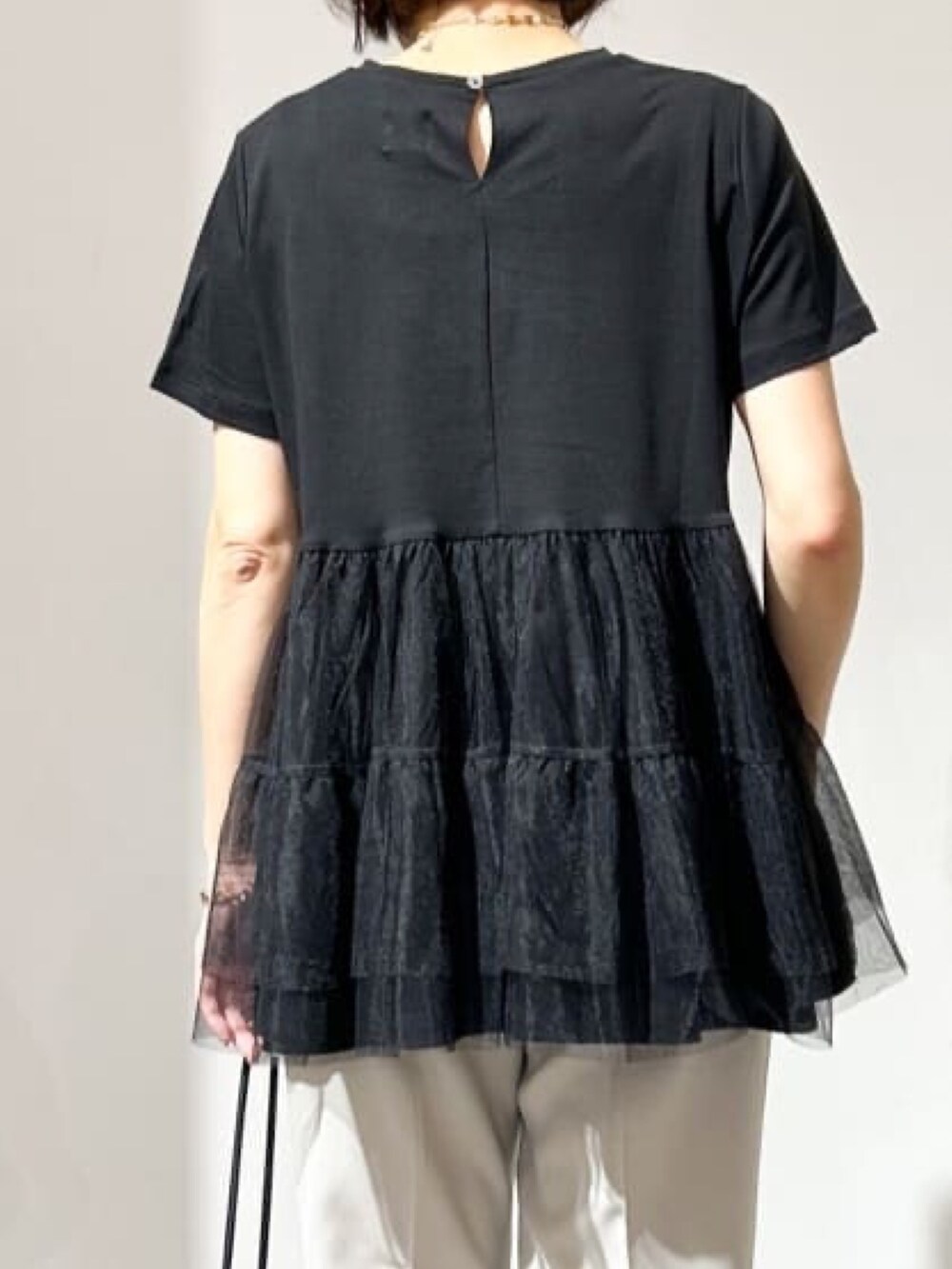 グレー系のその他パンツ、ブラック系のショルダーバッグ、ブラック系のパンプスを着用したレディースの春コーディネートの5枚目の写真