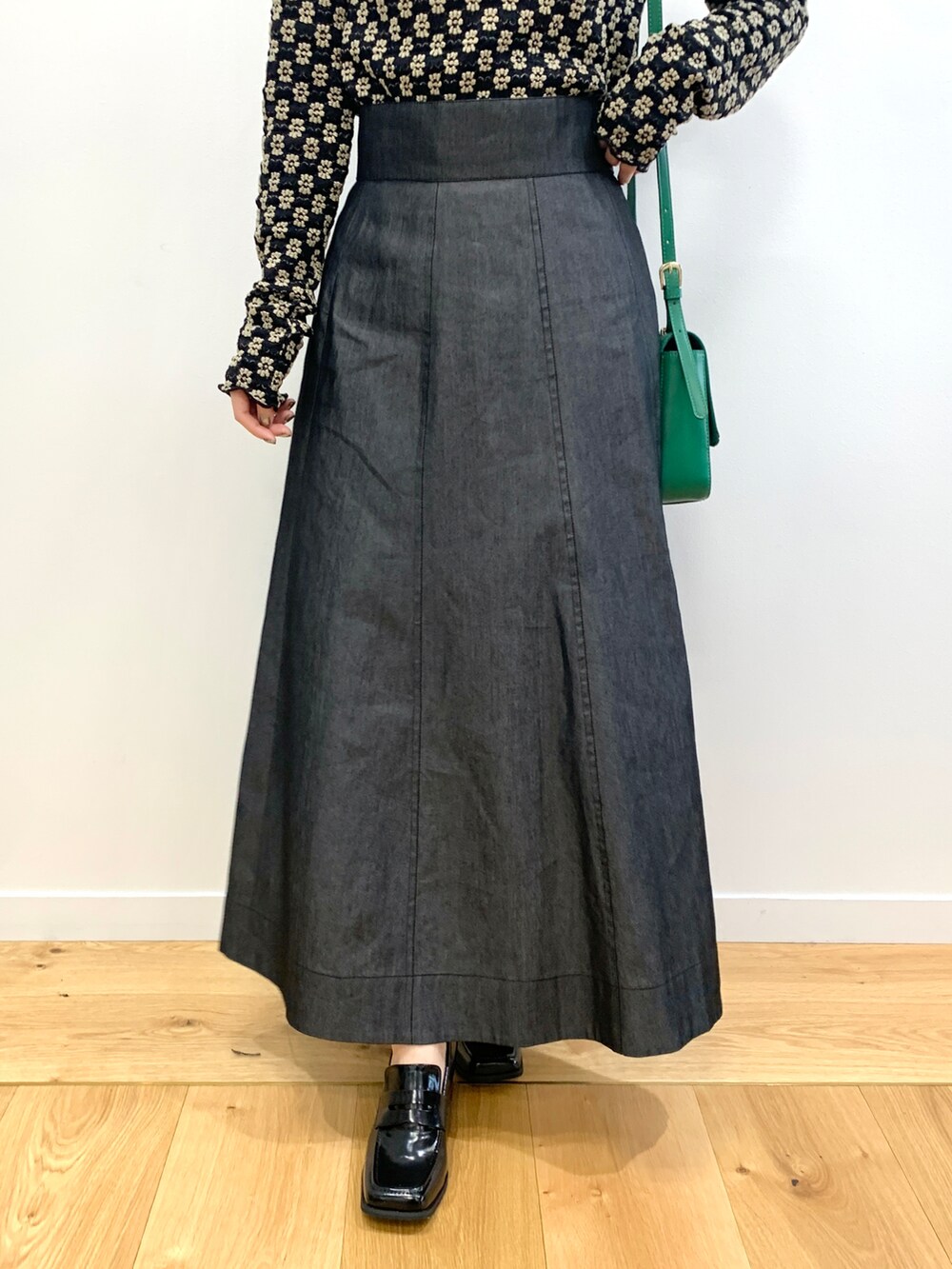 ブラック系のTシャツ/カットソー、その他のスカート、ブラック系のパンプスを着用したレディースの夏コーディネートの5枚目の写真