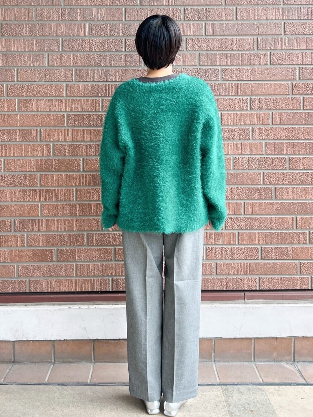 ブラック系のその他パンツ、グリーン系のカーディガン/ボレロ、グレー系のTシャツ/カットソーを着用したレディースの秋コーディネートの3枚目の写真