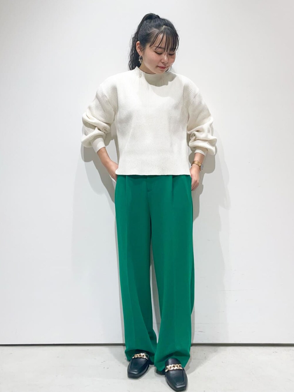 ホワイト系のニット/セーター、ブラック系のライダースジャケット、ブラック系のその他シューズを着用したレディースの秋コーディネートの2枚目の写真