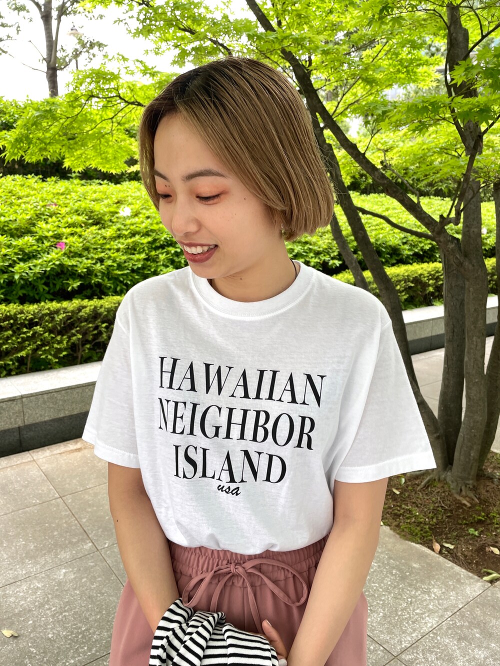 ホワイト系のTシャツ/カットソー、ホワイト系のカーディガン/ボレロ、レッド系のその他パンツを着用したレディースの春コーディネートの2枚目の写真