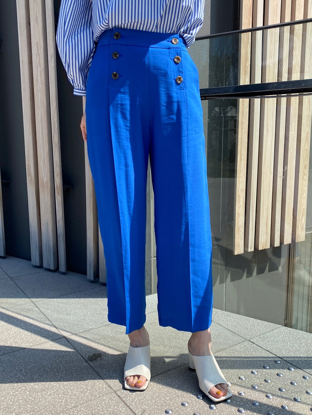 ブルー系のシャツ/ブラウス、ブルー系のその他パンツ、ホワイト系のサンダルを着用したレディースの春コーディネートの3枚目の写真