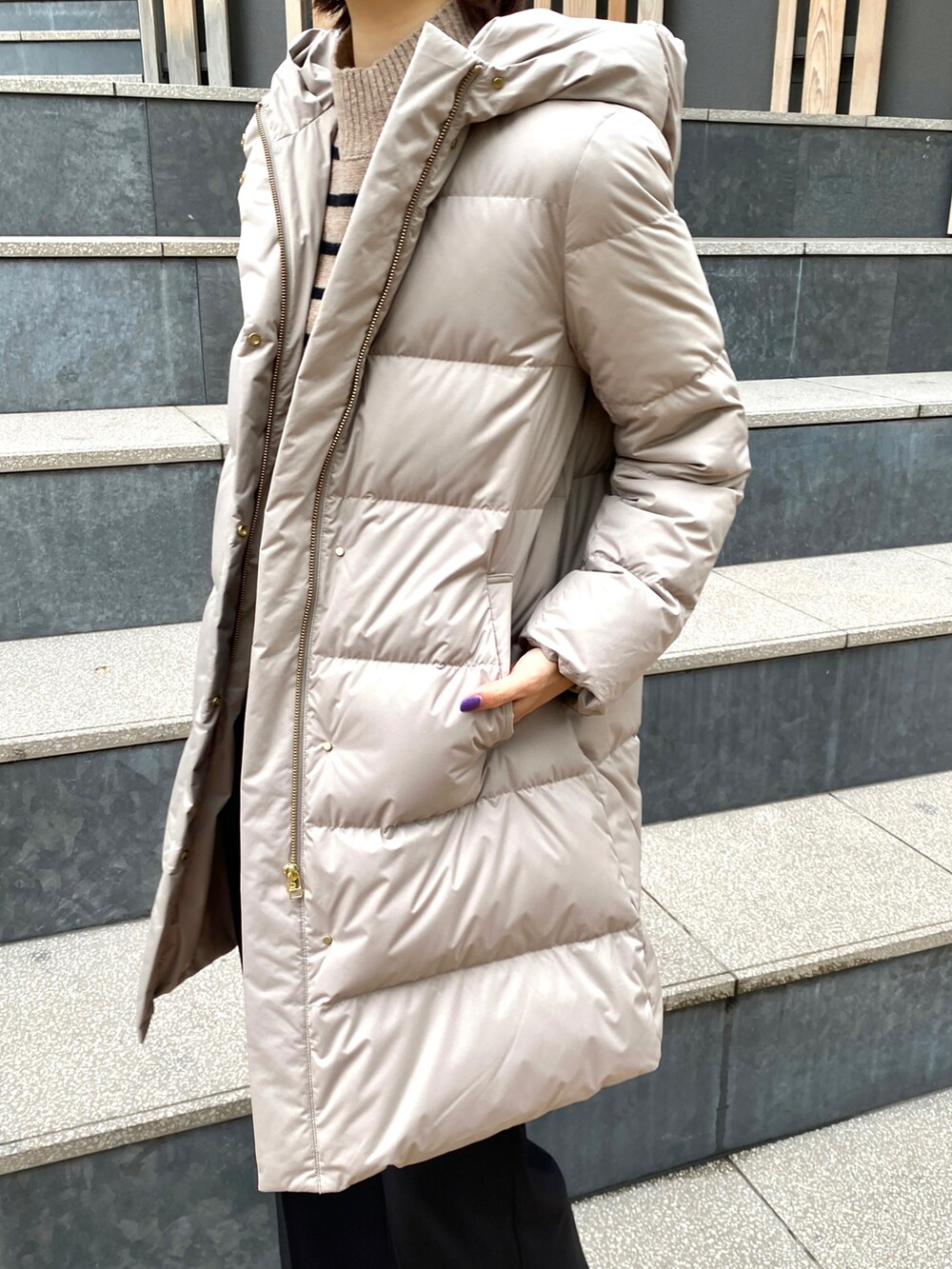 ブラック系のその他パンツ、ベージュ系のニット/セーター、ブラック系のブーツを着用したレディースの冬コーディネートの3枚目の写真