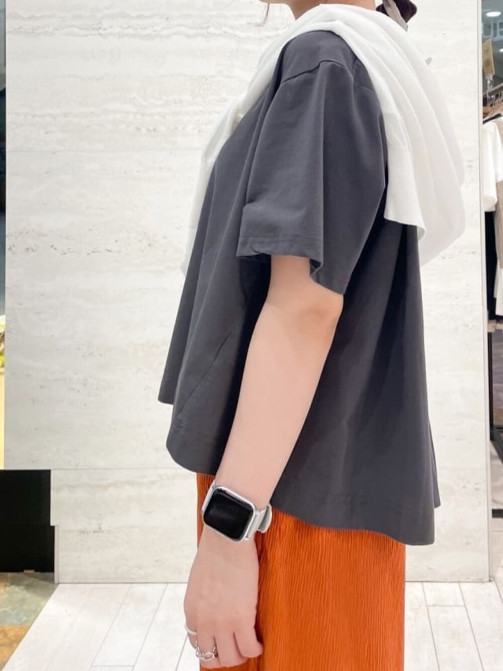 ホワイト系のカーディガン/ボレロ、グレー系のTシャツ/カットソー、ホワイト系のショルダーバッグを着用したレディースの夏コーディネートの3枚目の写真