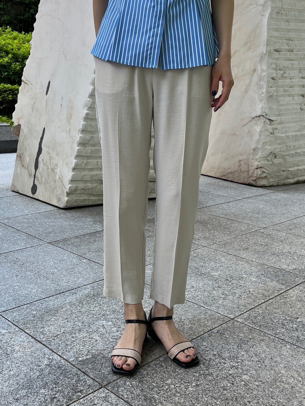ブルー系のシャツ/ブラウス、ベージュ系のその他パンツ、ブラック系のサンダルを着用したレディースの夏コーディネートの6枚目の写真
