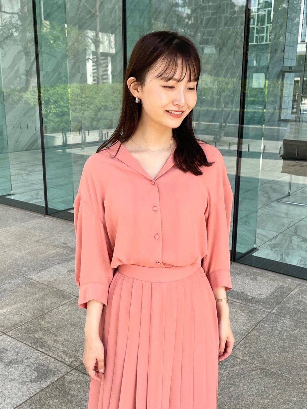 オレンジ系のシャツ/ブラウス、ベージュ系のその他シューズ、オレンジ系のスカートを着用したレディースの春コーディネートの8枚目の写真