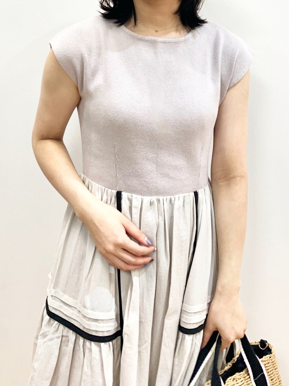 グレー系のワンピース、ブラック系のサンダル、ブラック系のトートバッグを着用したレディースの夏コーディネートの2枚目の写真