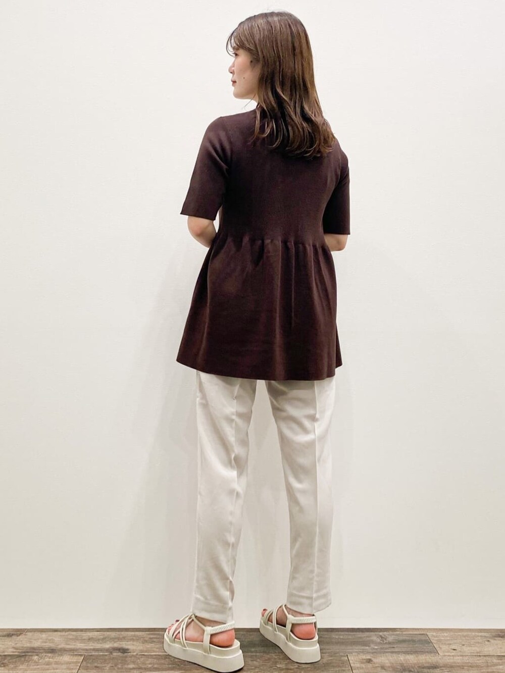 ホワイト系のサンダル、ブラウン系のニット/セーター、グレー系のその他パンツを着用したレディースの夏コーディネートの3枚目の写真